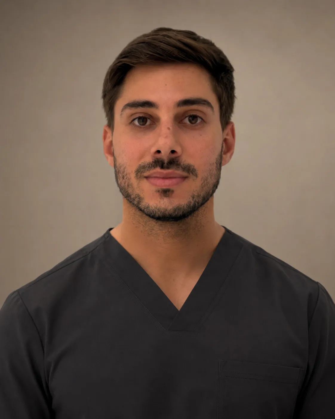 Dr. Enrico Giorgio Morales Tedone, dermatólogo especialista en medicina capilar en dermaMER Valencia